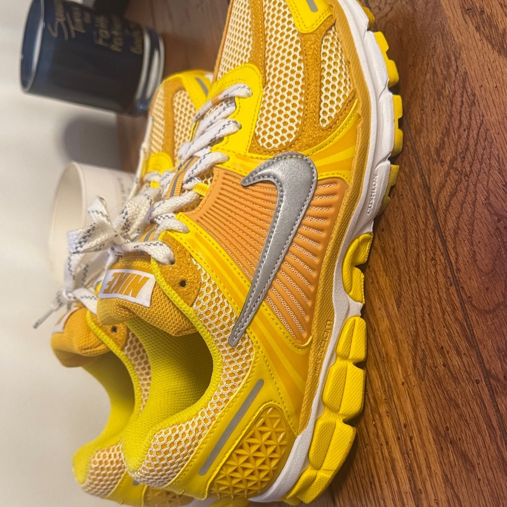 Nike Vomero 5 Yellow - Picture 3 of 5